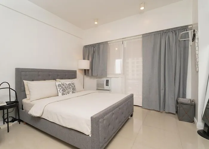 Charming Greenbelt With Balcony & Pool Access * Manila