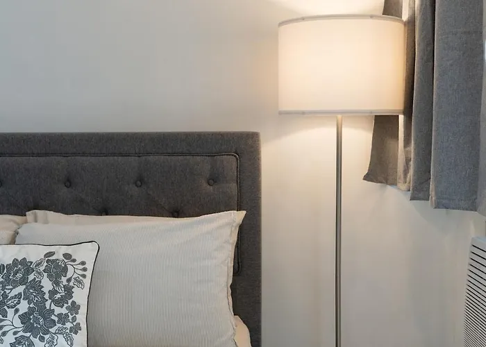 Apartment Charming Greenbelt With Balcony & Pool Access *